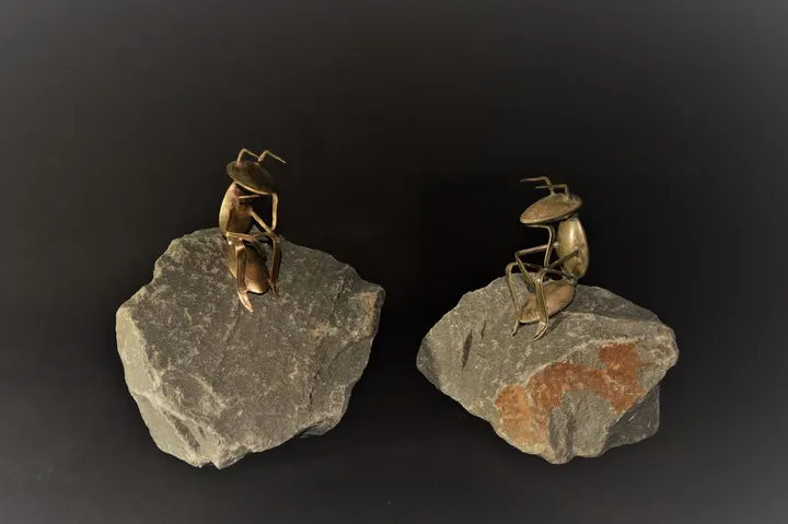Ameisen Original und Bronceguß 2 Denkerpose